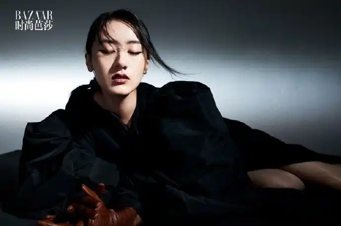 袁冰妍芭莎大片曝光 穿利落黑西装秀绝美大长腿