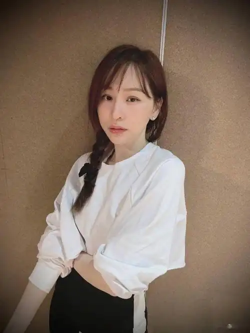 王心凌晒运动六连拍 扎麻花辫元气满满