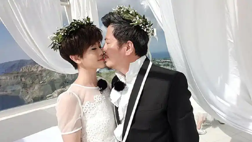 曾靠王菲走红,成名后抛弃"智障"发妻娶小三,现55岁没有孩子