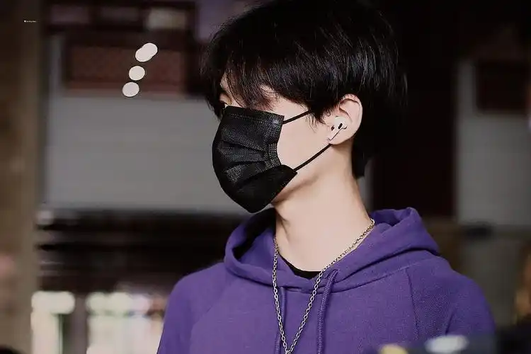 今日份的周柯宇是紫色系大男孩!