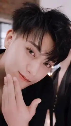 还原黄子韬儿时照片,好爱笑的一个小孩!粉丝:看着自己心情都好