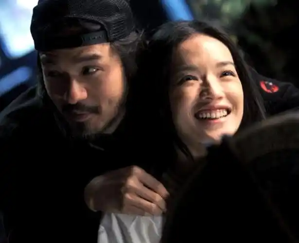 舒淇与冯德伦煲电话粥露蜜笑 见偷拍迅速变脸玩快闪