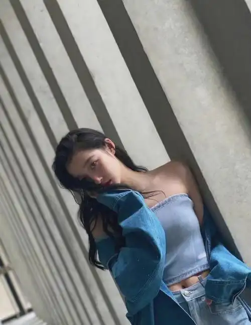 24岁关晓彤晒性感写真牛仔抹胸露出性感直角肩水蛇腰十分抢镜