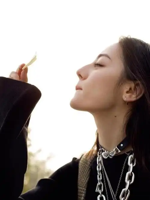 被迪丽热巴这侧颜征服了,温婉如画,第五张太美了!