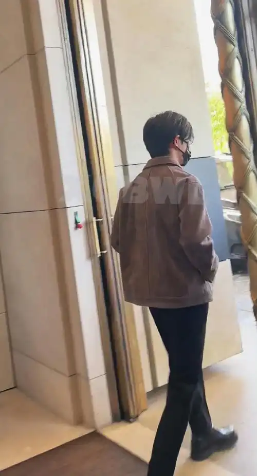 易烊千玺压腿旧照