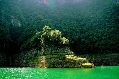 绿水青山柔情,山脉伟岸俊俏!