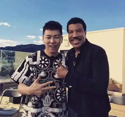 胡彦斌与美国歌手lionel richie合影精力旺盛的胡彦斌似乎和音乐相关