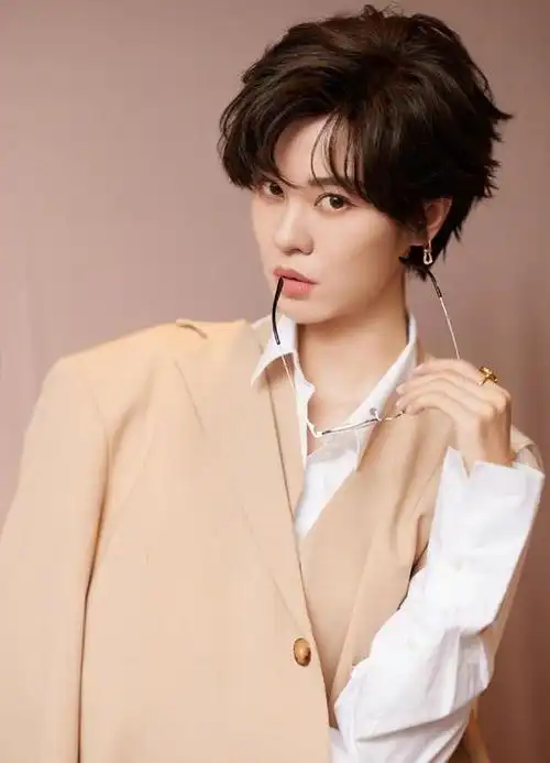 而假小子的标志性特征之一就是那一头利落的短发,这种发型不仅展现出