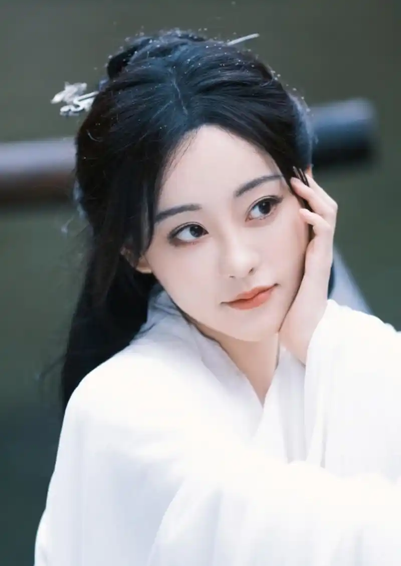 祝绪丹近日曝光了一组白衣古风写真,纯净气质尽显越素越美.