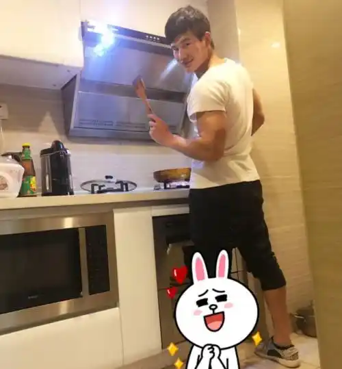 真男人典范"嘎子哥"谢孟伟:我的肌肉,她的依靠!