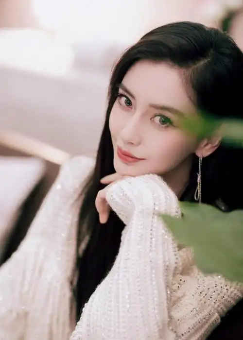 angelababy 身穿白色仙女裙,外搭针织开衫,黑长直造型……__财经头条