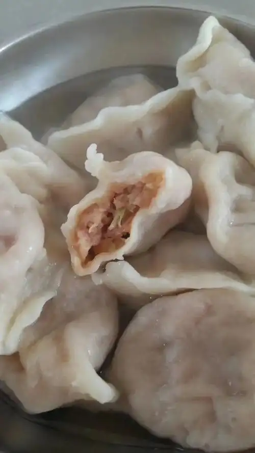 "饺子飘香冬至情,温暖雨小大家庭"——雨淋头小学教师包饺子活动