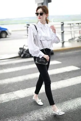 江疏影穿黑色紧身裤秀蚊子腿确认过眼神又瘦了网友有80斤吗