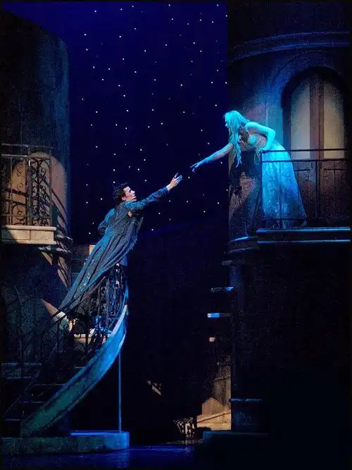 罗朱阳台剧照新浪娱乐讯 4月6日,法国原版经典音乐剧《罗密欧与朱丽叶