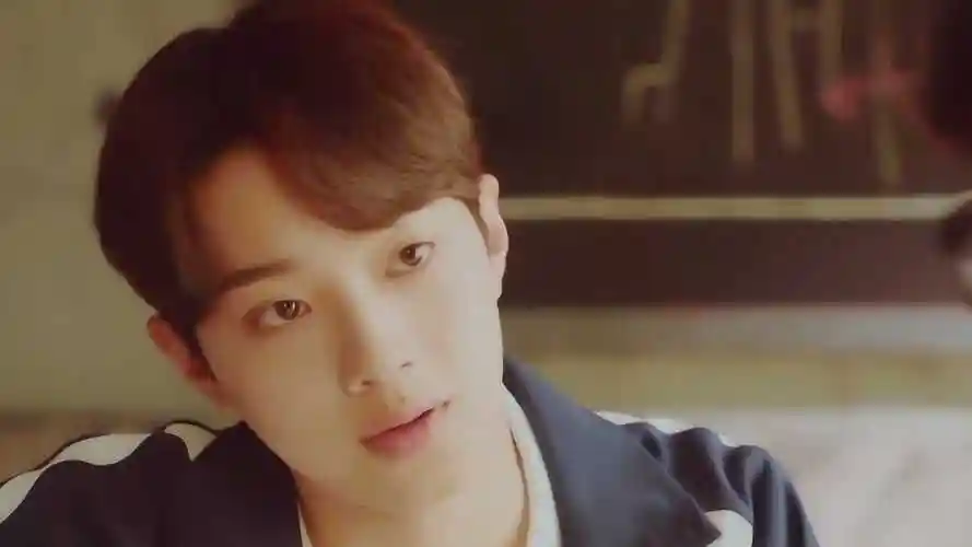 初恋那件小事:梁又年画室偷亲淼淼,老爸突然闯入,又年解释甜炸_高清