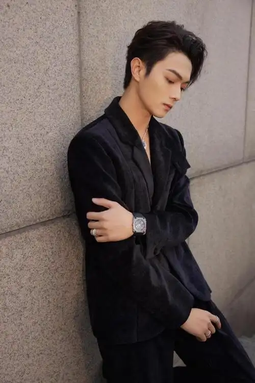 许凯#许凯,不可否认是个很帅气的男星,颜值真的是神颜,说其是男神