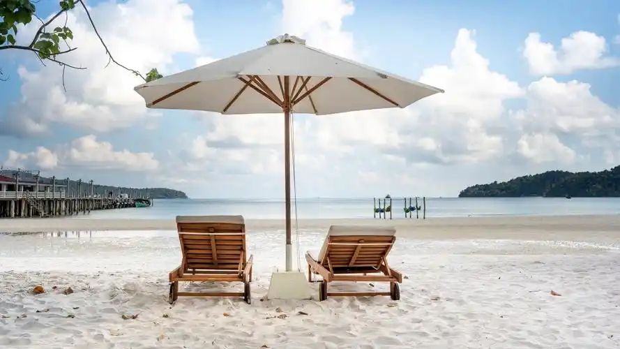 海边沙滩休闲躺椅图片(2/11)