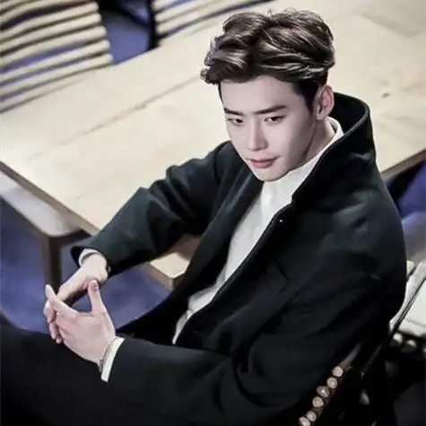 李钟硕自截头像:让妹子们舔屏的美男