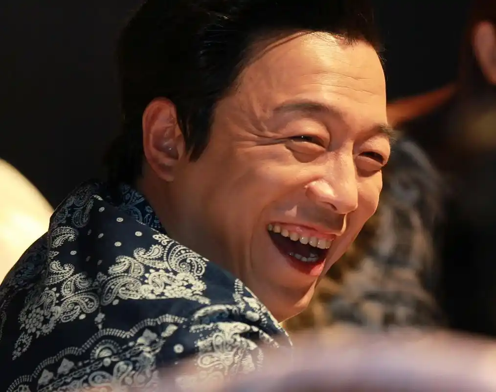 有一次,黄渤计划资助贫困女孩袁丽,但在他跟随女孩回家之后,袁奶奶的