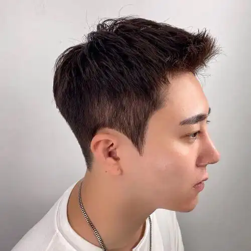 太阳穴比较凹偏瘦的男士,选择两侧长短男士发型的时候不要直接铲得太