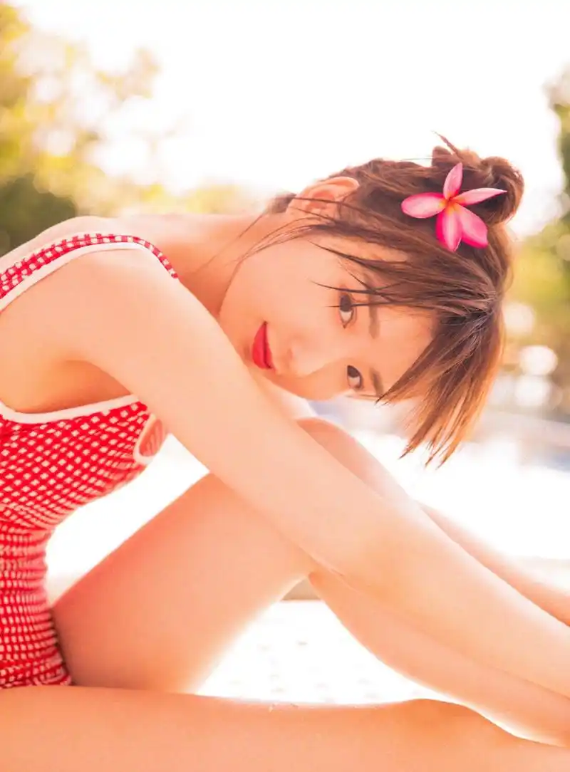 毛晓彤泳装 也太青春了 真阳光泳池美女 申请多来点[偷笑]