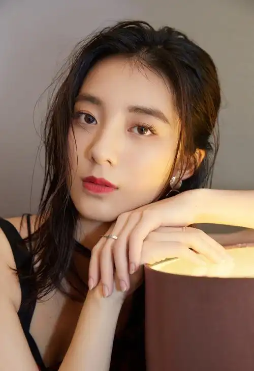 简介:万鹏吊带裙甜美写真图片,分享一组万鹏图片给大家,图中的明星