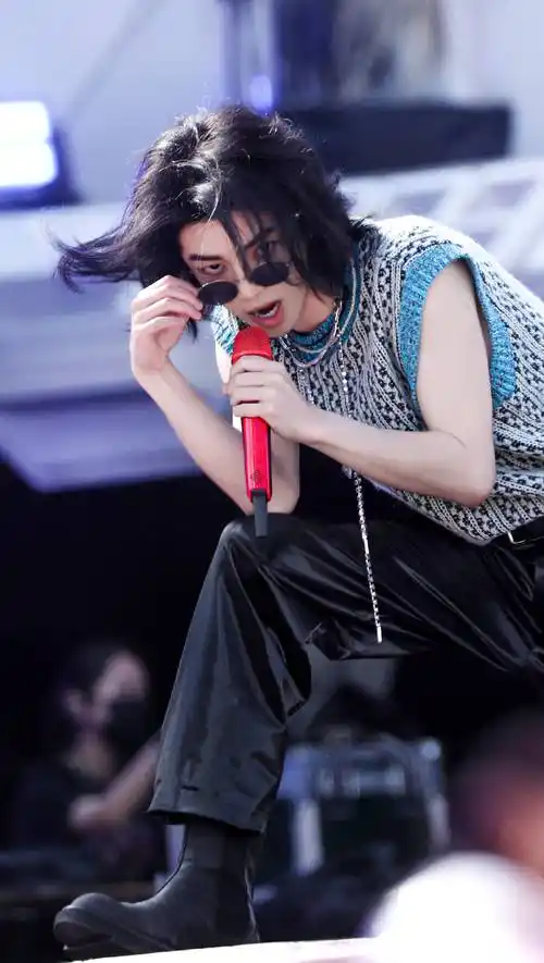 华晨宇最新动态:金发撕漫男,甜心摇滚家,角色切换,得心应手_照片_配文