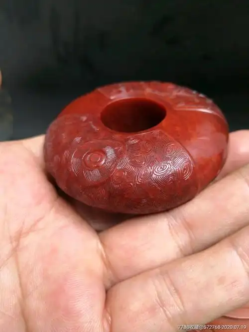 良渚时期老红玉挂件手件个个满身工艺