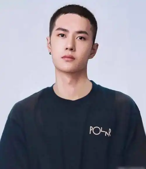 然后就是《创造营2021》里面的选秀小哥哥米卡,他是国外来的选手,但是