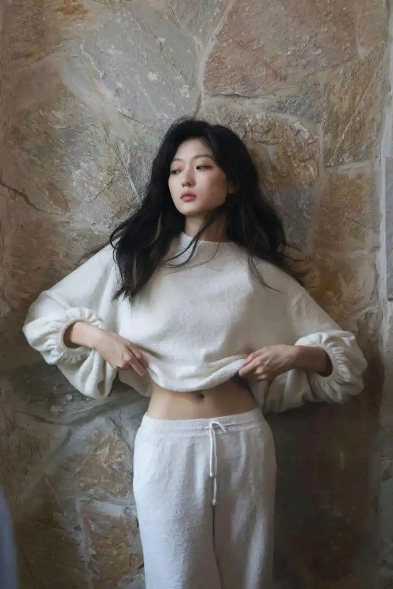 最近,孙千的一套纯白色毛绒绒家居服照片在网络上疯传.