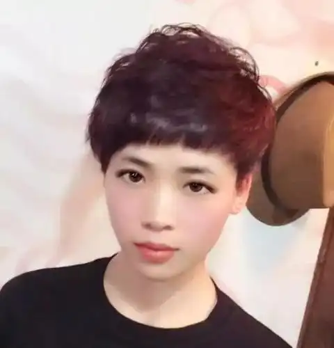 女士短发剪完太贴头皮没精神只需烫个纹理蓬松立体好有型