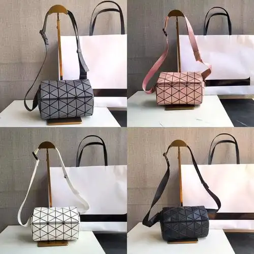 日本三宅新款几何菱格包一生单肩斜跨包格子翻盖圆筒包休闲枕头包