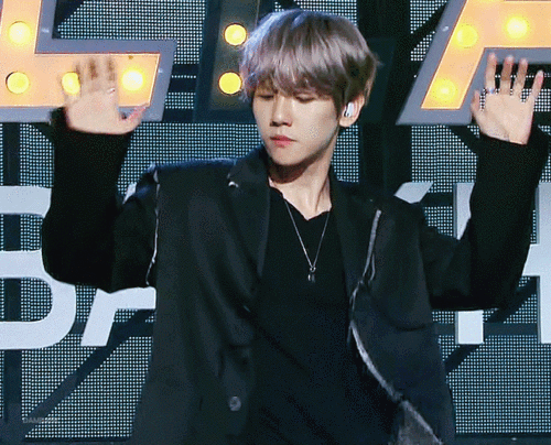 一起来看边伯贤那些让人惊艳的打歌舞台!