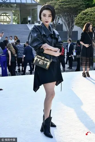 范冰冰皮衣短裙露美腿 经典暗黑时尚造型抢镜