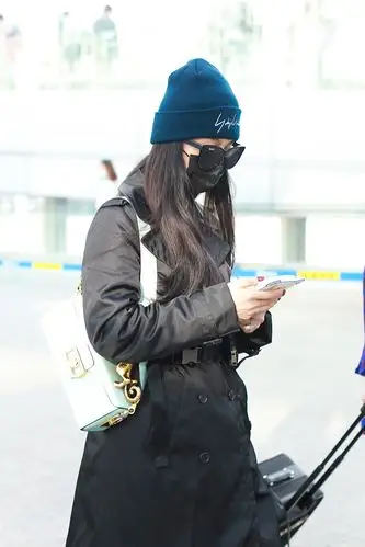 范冰冰全身黑酷美时髦 马丁靴搭配黄袜子俏皮可爱