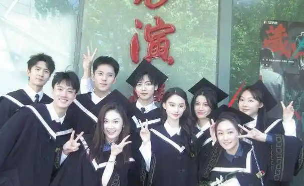 北电校花夏梦毕业照曝光,与俊男美女同窗成焦点