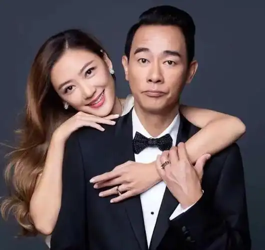 陈小春的幸福生活:与16岁娇妻国外享豪华别墅,游泳池,笑容洋溢幸福!