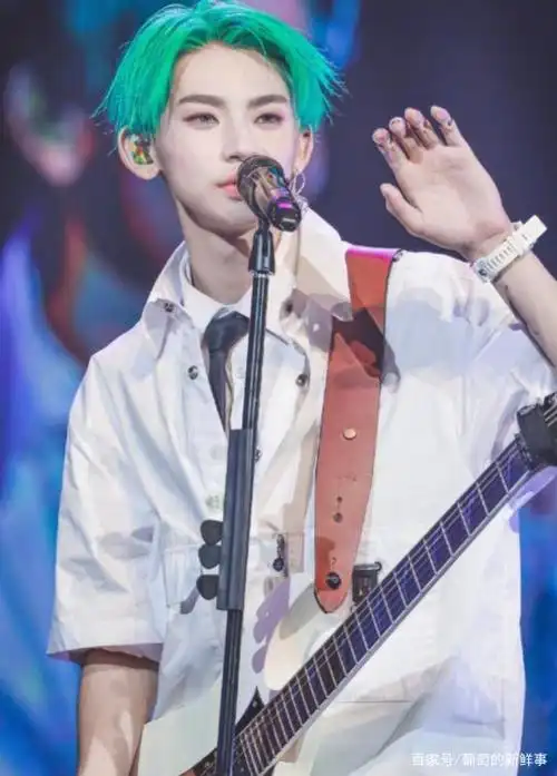 这个"绿毛"小鬼王琳凯别看帅痞,练吉他的时候手指都磨出老茧