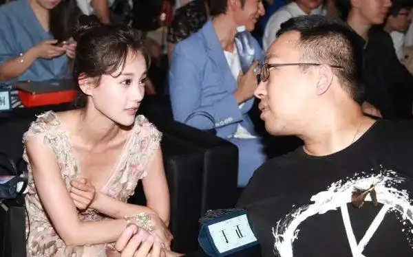 《半妖倾城》李一桐于正认真交流中