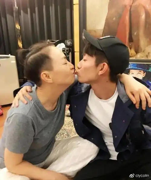 杨紫与宋丹丹罕见同框多年过去感情仍深厚挽着手臂亲热似母女