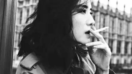 微博秀小宋佳晒黑白抽烟文艺照