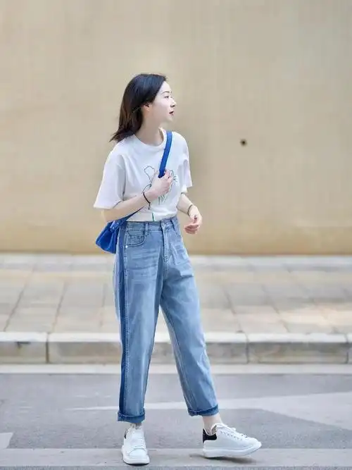 牛仔裤搭配这4种上衣夏天穿太好看了