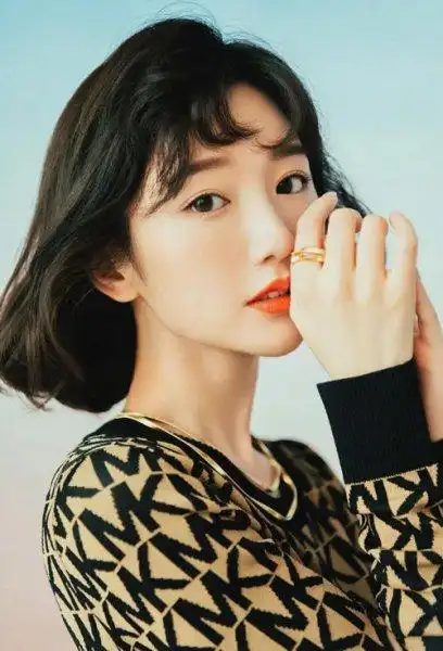 女孩子复古卷头发美到窒息 打造典雅美的女神卷发图(2) - 发型设计