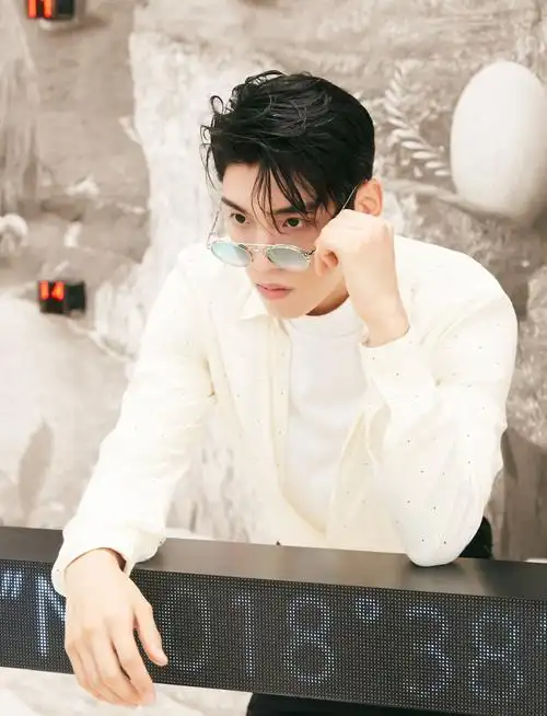 王子异未来复古造型帅气图片写真23