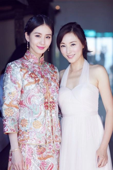 伴娘团礼衣也和新娘服调配得极好,白色代表纯真,很调和,林心如美美的