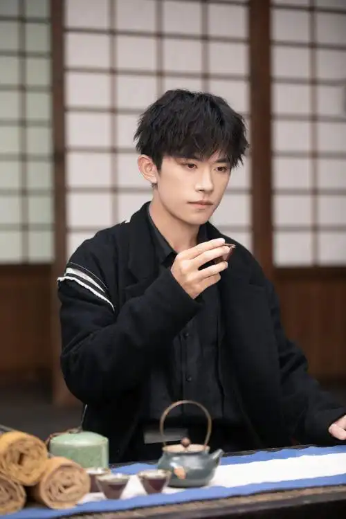 易烊千玺中国风写真眉目如画古风少年意气风发