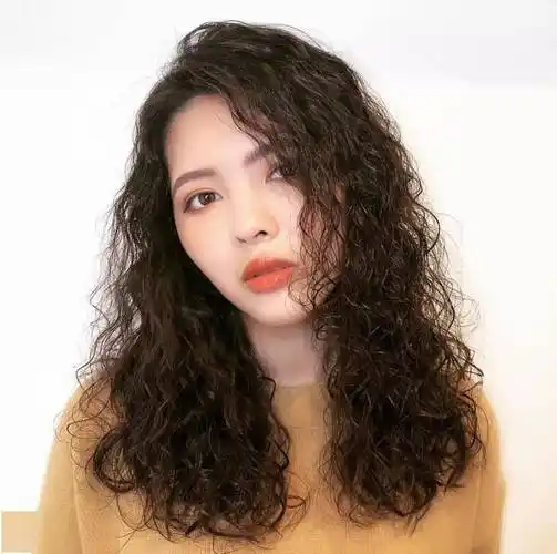 满头卷烫发,这个秋冬依然很流行