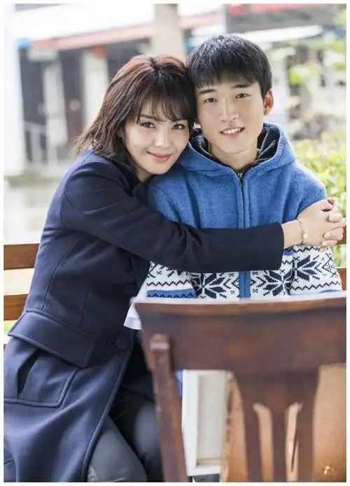 关晓彤有5个 "青梅竹马",其中3个都混成一线,唯独他被人遗忘