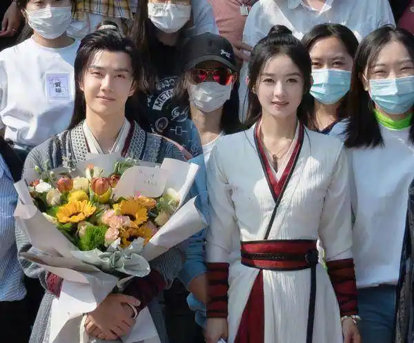 历时八个月,由王一博赵丽颖主演的电视剧《有翡》终于杀青,预估明年就