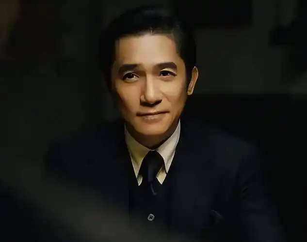 61岁久居日本的梁朝伟,已经走上了另一条大道_父亲_家庭_眼神